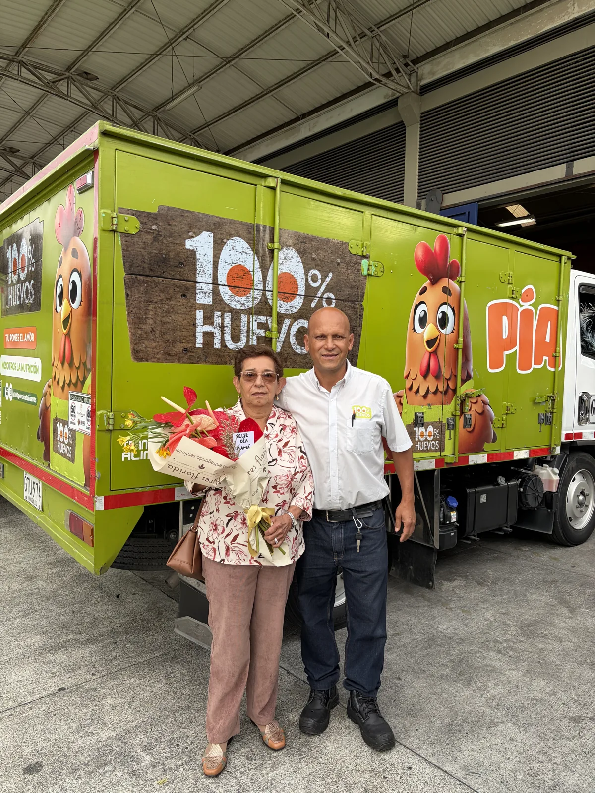 Colaboradora de 100% Huevos junto a su mamá frente a un camión de reparto con Pía