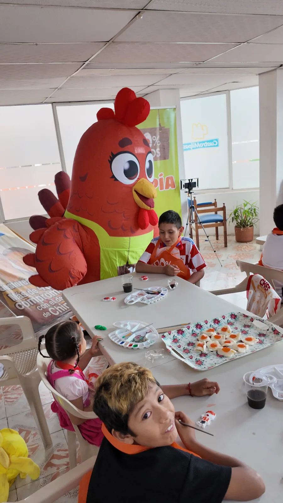 Pía compartiendo con niños en una actividad del Día del Niño