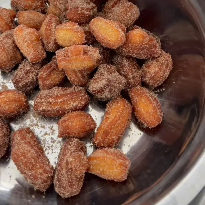 Churros pequeños rebozados en azúcar y canela