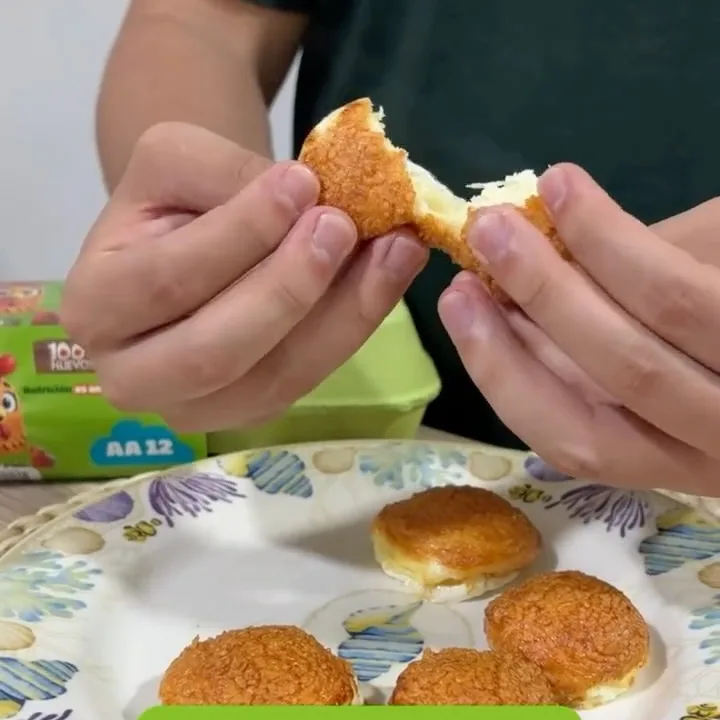 Pandebonos de claras recién horneados, uno partido a la mitad