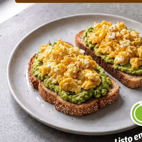 Tostadas integrales con aguacate y huevos revueltos