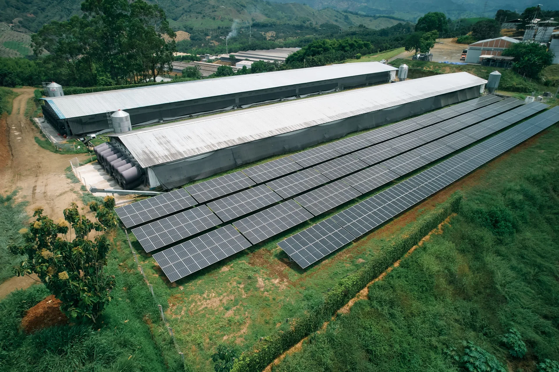 Vista aérea de la granja de 100% Huevos, sus paneles solares y las montañas que la rodean