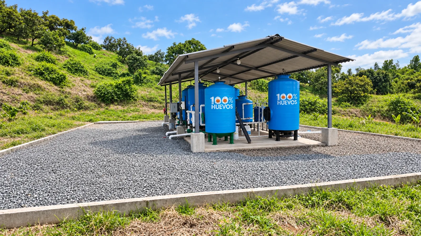 Planta de tratamiento de agua de la granja, con sus tanques azules de 100% Huevos