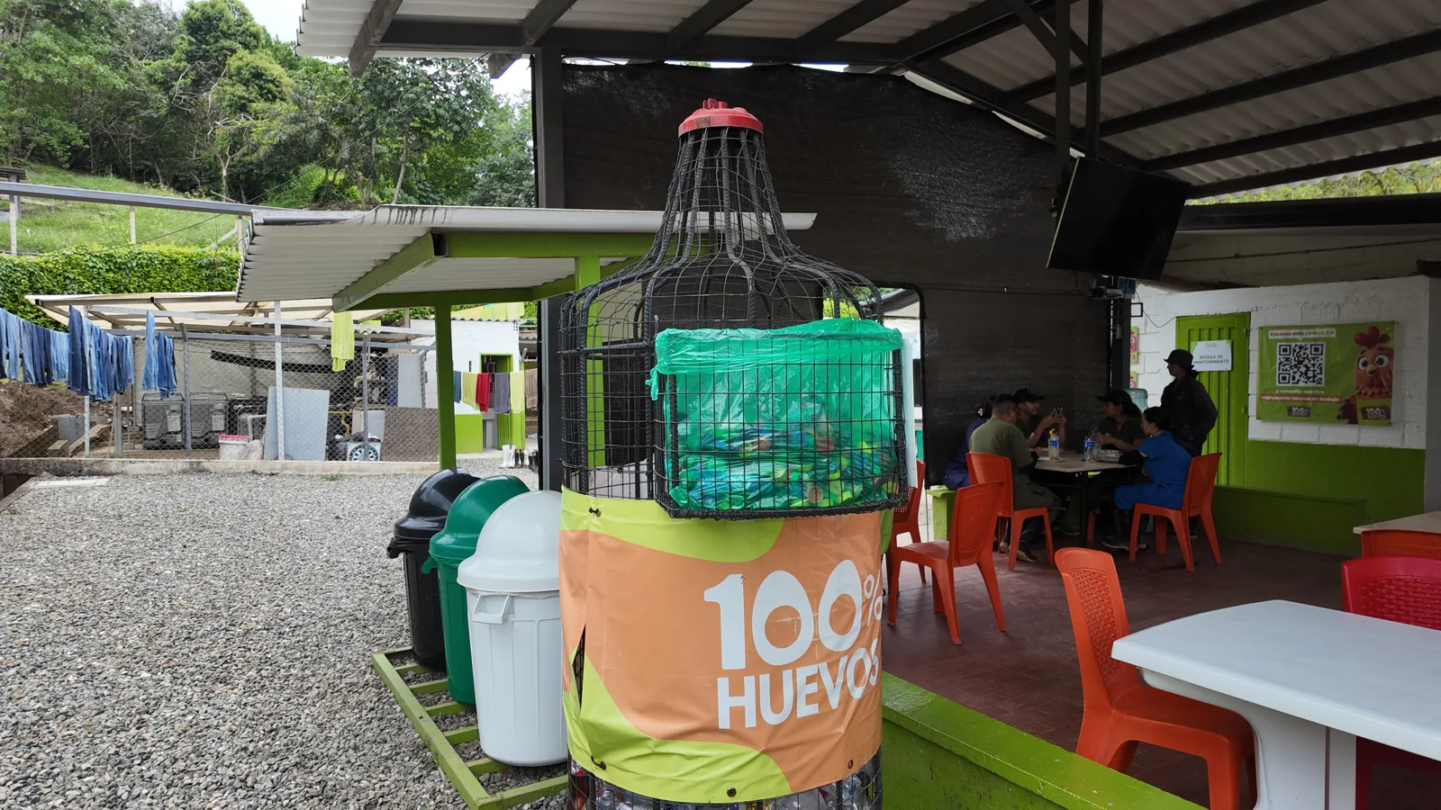 Punto ecológico con canecas de separación en las instalaciones de 100% Huevos