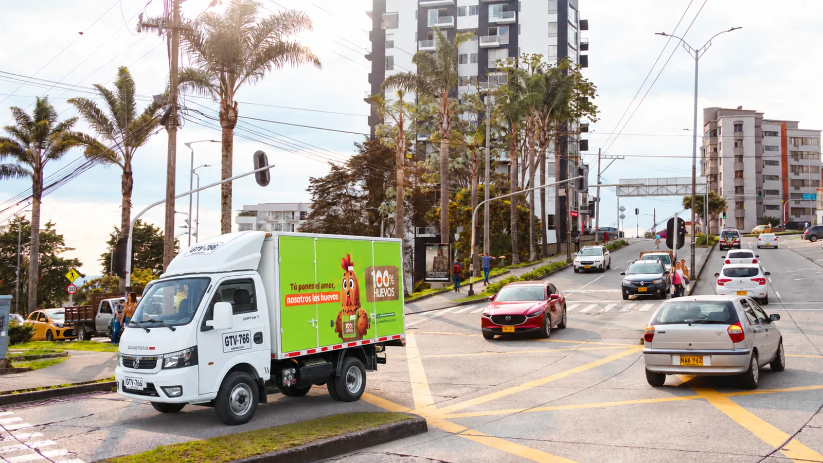 Camión de reparto de 100% Huevos con Pía recorriendo una avenida de la ciudad