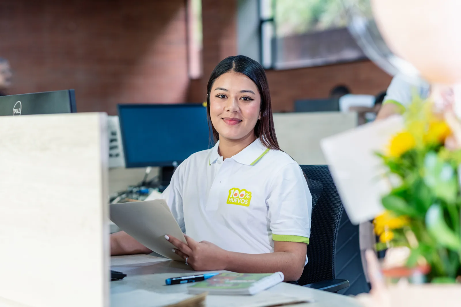 Colaboradora de 100% Huevos en su puesto de trabajo