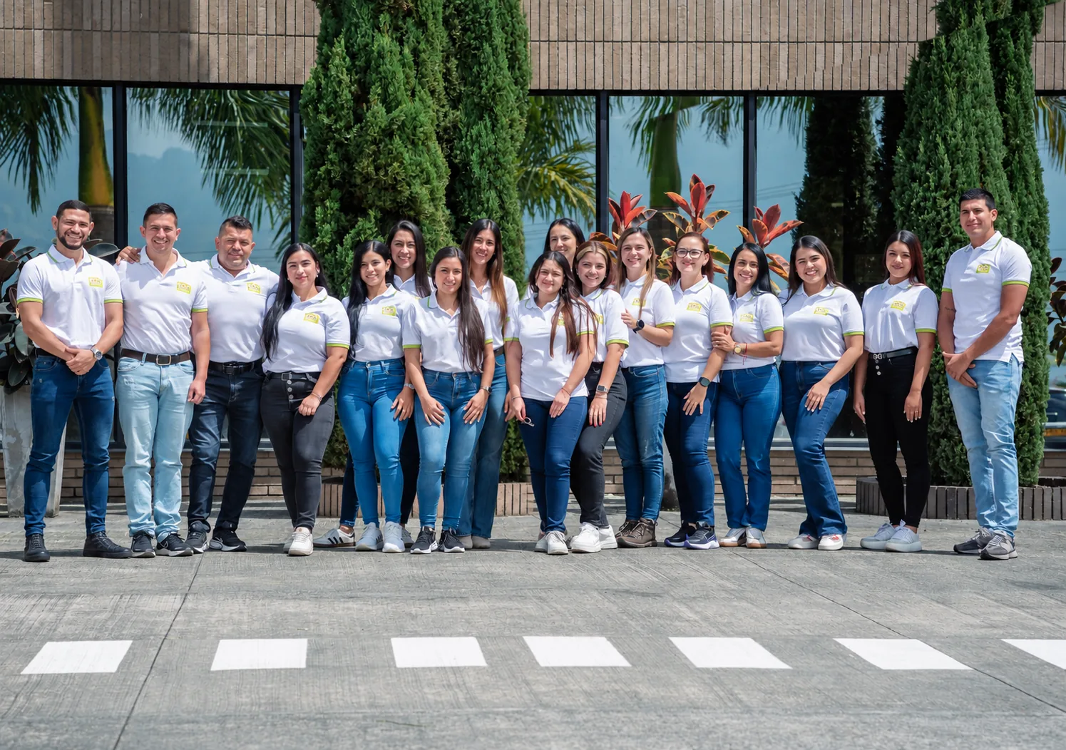 Equipo de 100% Huevos reunido frente a sus instalaciones